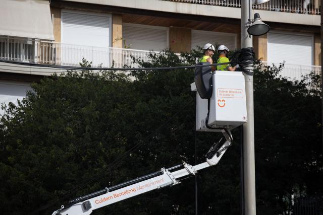 Workers are pictured in a nacelle in Barcelona on June 22, 2026, during the heat wave that is affecting the Iberian Peninsula. Large parts of Spain experience unusually high temperatures for June as a mass of hot air from North Africa moves across the Iberian Peninsula. (Photo by Josep LAGO / AFP)