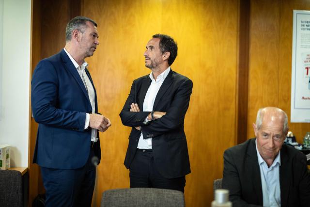 Chairman of Les Mousquetaires retail group Thierry Cotillard (L) speaks with Carrefour CEO Alexandre Bompard (C) next to Executive Chairman of French supermarket leader E.Leclerc, Philippe Michaud (R) before a presser at the Federation du Commerce et de la Distribution (FCD) in Paris on June 22, 2026. (Photo by Simon WOHLFAHRT / AFP)
