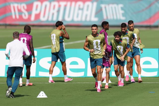 Portugal's forward #07 Cristiano Ronaldo (C) takes part in an MD-1 training session at Gardens North County District Park in Palm Beach Gardens, on June 22, 2026, on the eve of the 2026 World cup Group K football match between Portugal and Uzbekistan. (Photo by PATRICIA DE MELO MOREIRA / AFP)