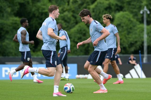 England's midfielder #04 Declan Rice (R) takes part in a MD-1 training session ahead of the 2026 World Cup football tournament match between England and Ghana at Swope Soccer Village in Kansas City on June 22, 2026.  (Photo by JUAN MABROMATA / AFP)