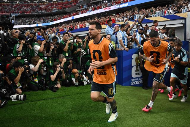 Argentina's forward #10 Lionel Messi arrives on the pitch for warm up prior to the 2026 World Cup Group J football match between Argentina and Austria at the Dallas Stadium in Arlington on June 22, 2026.  (Photo by Paul ELLIS / AFP)