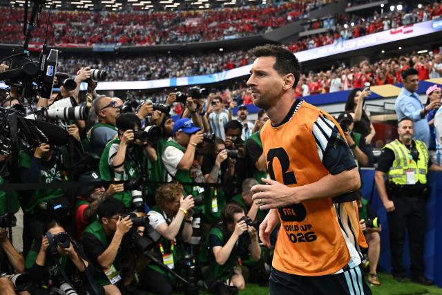 Argentina's forward #10 Lionel Messi arrives on the pitch for warm up prior to the 2026 World Cup Group J football match between Argentina and Austria at the Dallas Stadium in Arlington on June 22, 2026.  (Photo by Paul ELLIS / AFP)