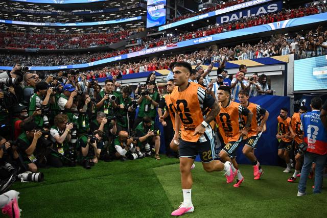 Argentina's forward #22 Lautaro Martinez arrives on the pitch for warm up prior to the 2026 World Cup Group J football match between Argentina and Austria at the Dallas Stadium in Arlington on June 22, 2026.  (Photo by Paul ELLIS / AFP)