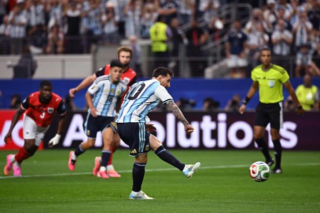 Argentina's forward #10 Lionel Messi shoots and misses a penalty kick  during the 2026 World Cup Group J football match between Argentina and Austria at the Dallas Stadium in Arlington on June 22, 2026.  (Photo by Paul ELLIS / AFP)