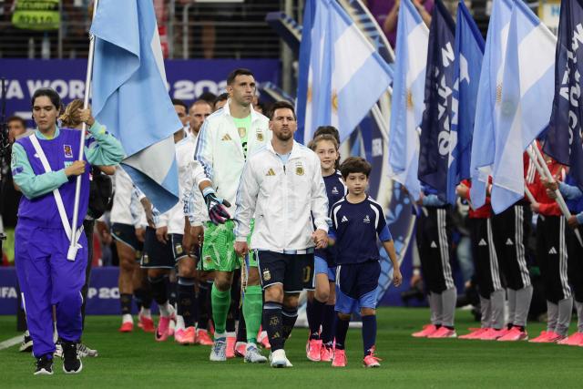 Argentina's forward #10 Lionel Messi (C) arrives ahead of the 2026 World Cup Group J football match between Argentina and Austria at the Dallas Stadium in Arlington on June 22, 2026.  (Photo by Aric Becker / AFP)