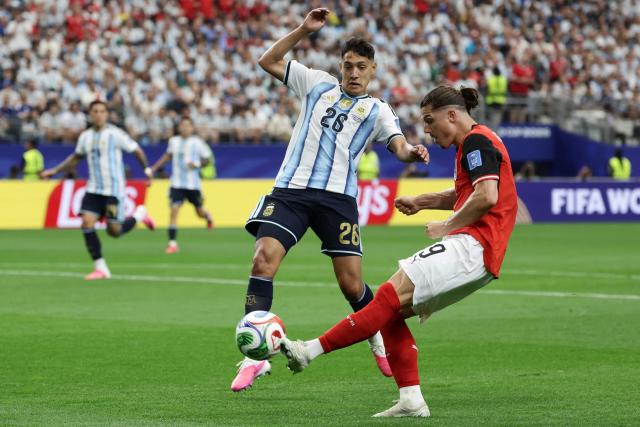Argentina's defender #26 Nahuel Molina (L) and Austria's midfielder #09 Marcel Sabitzer (R) fight for the ball during the 2026 World Cup Group J football match between Argentina and Austria at the Dallas Stadium in Arlington on June 22, 2026.  (Photo by Aric Becker / AFP)