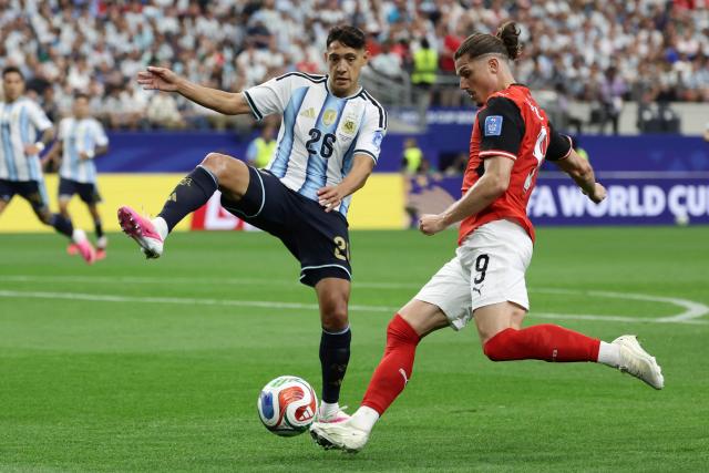 Argentina's defender #26 Nahuel Molina (L) and Austria's midfielder #09 Marcel Sabitzer (R) fight for the ball during the 2026 World Cup Group J football match between Argentina and Austria at the Dallas Stadium in Arlington on June 22, 2026.  (Photo by Aric Becker / AFP)