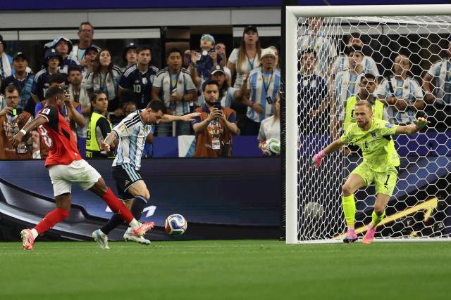Austria's defender #08 David Alaba (L) and Argentina's forward #10 Lionel Messi (C) fight for the ball next to Austria's goalkeeper #01 Alexander Schlagerduring the 2026 World Cup Group J football match between Argentina and Austria at the Dallas Stadium in Arlington on June 22, 2026.  (Photo by Aric Becker / AFP)