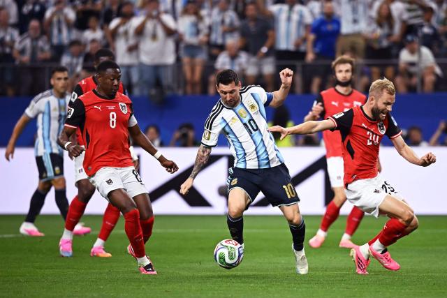 Argentina's forward #10 Lionel Messi (C) fights for the ball with Austria's defender #08 David Alaba (L) and Austria's midfielder #20 Konrad Laimer (R) during the 2026 World Cup Group J football match between Argentina and Austria at the Dallas Stadium in Arlington on June 22, 2026.  (Photo by Paul ELLIS / AFP)