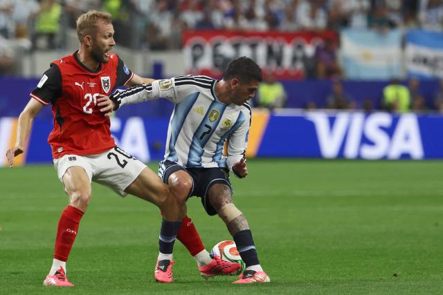 Austria's midfielder #20 Konrad Laimer (L) and Argentina's midfielder #07 Rodrigo De Paul (R) fight for the ball during the 2026 World Cup Group J football match between Argentina and Austria at the Dallas Stadium in Arlington on June 22, 2026.  (Photo by Aric Becker / AFP)