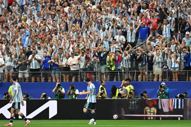 Argentina's forward #10 Lionel Messi (C) celebrates with supporters  after scoring the opening goal during the 2026 World Cup Group J football match between Argentina and Austria at the Dallas Stadium in Arlington on June 22, 2026.  (Photo by Paul ELLIS / AFP)