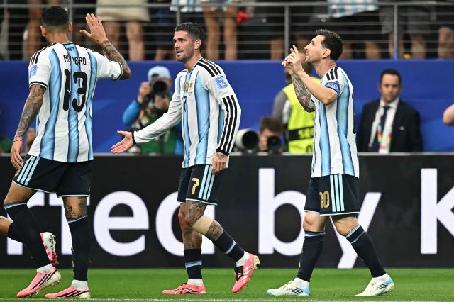Argentina's forward #10 Lionel Messi (R) celebrates after scoring the opening goal during the 2026 World Cup Group J football match between Argentina and Austria at the Dallas Stadium in Arlington on June 22, 2026.  (Photo by Paul ELLIS / AFP)