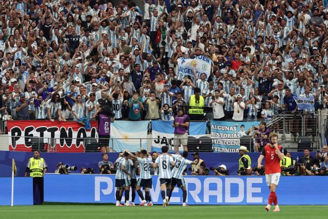 Argentine players celebrate scoring the opening goal during the 2026 World Cup Group J football match between Argentina and Austria at the Dallas Stadium in Arlington on June 22, 2026.  (Photo by Aric Becker / AFP)