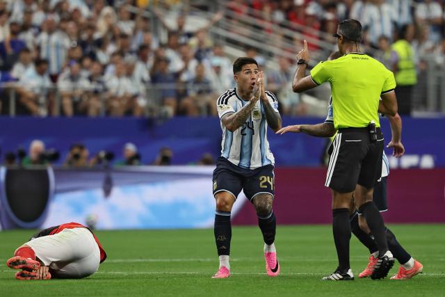 Argentina's midfielder #24 Enzo Fernandez (C) argues with Egyptian referee Amin Mohamed Omar (R) during the 2026 World Cup Group J football match between Argentina and Austria at the Dallas Stadium in Arlington on June 22, 2026.  (Photo by Aric Becker / AFP)