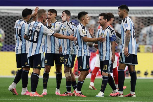 Argentina's forward #10 Lionel Messi (2dnR) and teammates celebrate at half-time of the 2026 World Cup Group J football match between Argentina and Austria at the Dallas Stadium in Arlington on June 22, 2026.  (Photo by Aric Becker / AFP)
