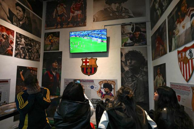 Argentina fans watchi the 2026 FIFA World Cup football match between Argentina and Austria on a TV at restaurant in Buenos Aires on June 22, 2026. (Photo by Luis ROBAYO / AFP)