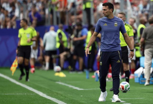 Argentina's head coach Lionel Scaloni reacts during the 2026 World Cup Group J football match between Argentina and Austria at the Dallas Stadium in Arlington on June 22, 2026.  (Photo by Aric Becker / AFP)