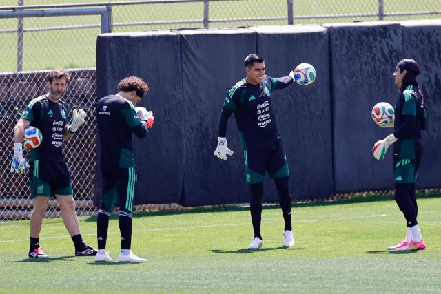 Mexico's goalkeeper #13 Guillermo Ochoa (2nd-L), goalkeeper #01 Raul Rangel (2nd-R), and goalkeeper #12 Carlos Acevedo (R) take part in training session at Centro de Alto Rendimiento (CAR) in Mexico City, on June 22, 2026, during the 2026 World Cup football tournament. (Photo by Rodrigo Oropeza / AFP)