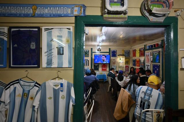 Argentina fans watch the 2026 FIFA World Cup football match between Argentina and Austria on a TV at restaurant in Buenos Aires on June 22, 2026. (Photo by Luis ROBAYO / AFP)