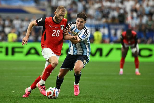 Austria's midfielder #20 Konrad Laimer (L)  fights for the ball with Argentina's forward #09 Julian Alvarez  during the 2026 World Cup Group J football match between Argentina and Austria at the Dallas Stadium in Arlington on June 22, 2026.  (Photo by Paul ELLIS / AFP)