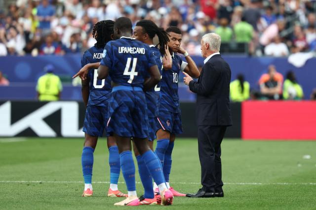 France's head coach Didier Deschamps and forward #10 Kylian Mbappe talk during the hydration break of the 2026 World Cup Group I football match between France and Iraq at the Philadelphia Stadium in Philadelphia on June 22, 2026.  (Photo by FRANCK FIFE / AFP)