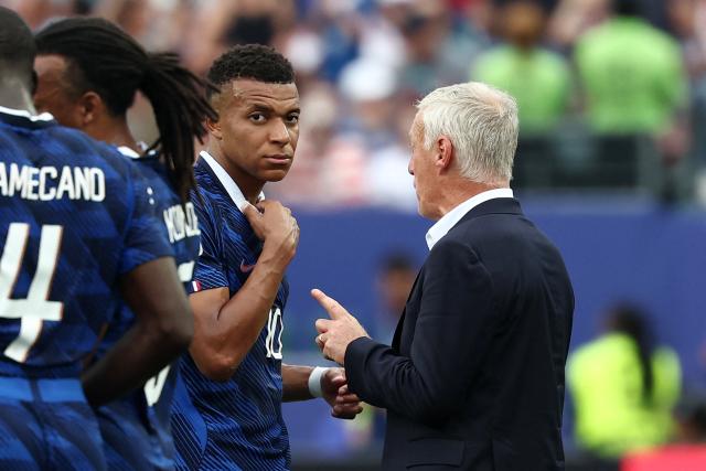 France's head coach Didier Deschamps and forward #10 Kylian Mbappe talk during the hydration break of the 2026 World Cup Group I football match between France and Iraq at the Philadelphia Stadium in Philadelphia on June 22, 2026.  (Photo by FRANCK FIFE / AFP)