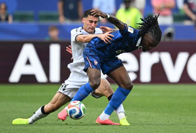 Iraq's midfielder #24 Zaid Ismael AND France's midfielder #06 Manu Kone fight for the ball during the 2026 World Cup Group I football match between France and Iraq at the Philadelphia Stadium in Philadelphia on June 22, 2026.  (Photo by ROBERTO SCHMIDT / AFP)