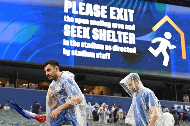 A screen shows an evacuation warning as fans leave the stands during the 2026 World Cup Group I football match between France and Iraq at the Philadelphia Stadium in Philadelphia on June 22, 2026.  (Photo by ROBERTO SCHMIDT / AFP)