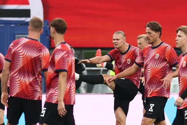 Norway's forward #09 Erling Braut Haaland (C) warms up ahead of the 2026 World Cup Group I football match between Norway and Senegal at the New York/New Jersey Stadium in East Rutherford on June 22, 2026.  (Photo by CHARLY TRIBALLEAU / AFP)