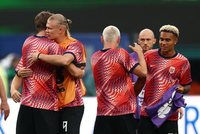 Norway's forward #09 Erling Braut Haaland (2nd-L) hug teammates as they warm up ahead of the 2026 World Cup Group I football match between Norway and Senegal at the New York/New Jersey Stadium in East Rutherford on June 22, 2026.  (Photo by CHARLY TRIBALLEAU / AFP)