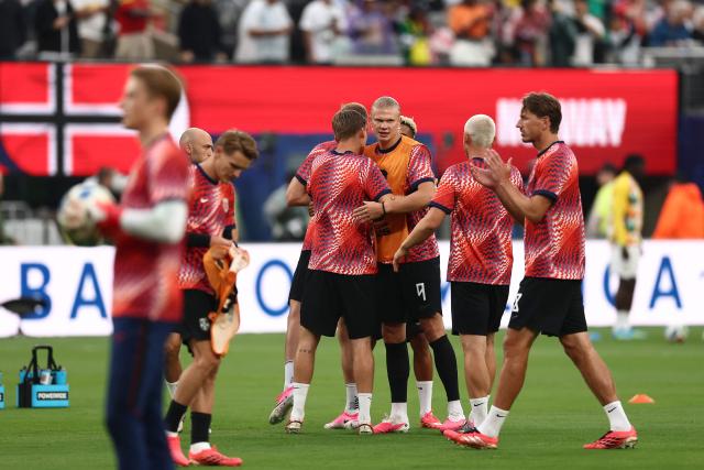 Norway's forward #09 Erling Braut Haaland hug teammates as they warm up ahead of the 2026 World Cup Group I football match between Norway and Senegal at the New York/New Jersey Stadium in East Rutherford on June 22, 2026.  (Photo by CHARLY TRIBALLEAU / AFP)