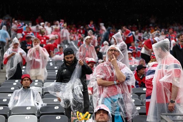 Norwegian fans wear raincoats ahead of the 2026 World Cup Group I football match between Norway and Senegal at the New York/New Jersey Stadium in East Rutherford on June 22, 2026.  (Photo by CHARLY TRIBALLEAU / AFP)