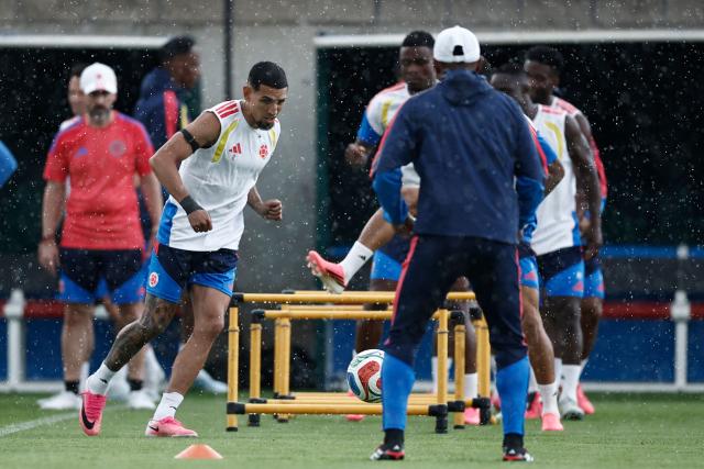 Colombia's defender #02 Daniel Munoz takes part in a MD-1 training session ahead of the 2026 World Cup football tournament match between Colombia and DR Congo at Academia Atlas FC in Guadalajara on June 22, 2026.  (Photo by Ulises RUIZ / AFP)