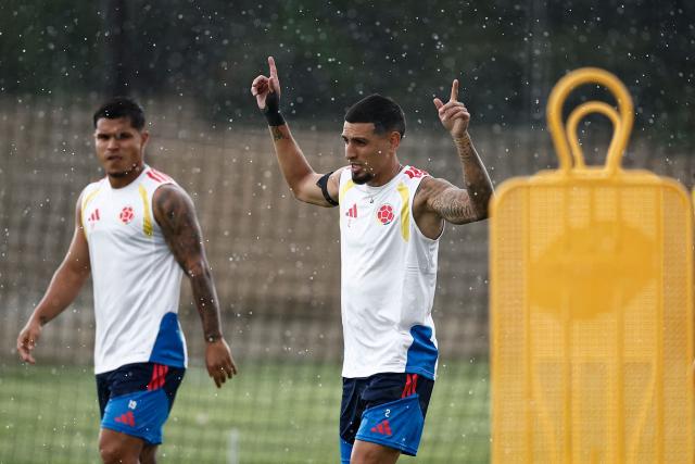 Colombia's defender #02 Daniel Munoz takes part in a MD-1 training session ahead of the 2026 World Cup football tournament match between Colombia and DR Congo at Academia Atlas FC in Guadalajara on June 22, 2026.  (Photo by Ulises RUIZ / AFP)