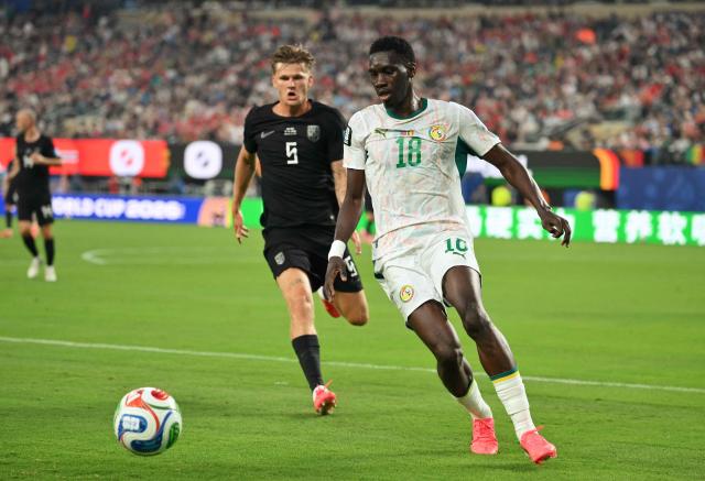 Norway's defender #05 David Moller Wolfe and Senegal's forward #18 Ismaila Sarr fight for the ball during the 2026 World Cup Group I football match between Norway and Senegal at the New York/New Jersey Stadium in East Rutherford on June 22, 2026. (Photo by Angela WEISS / AFP)