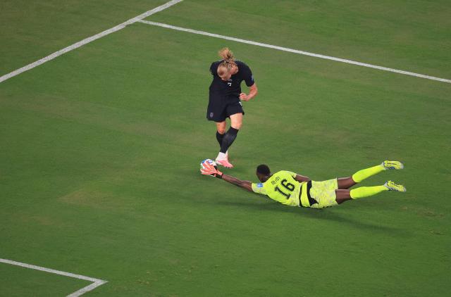 Norway's forward #09 Erling Braut Haaland and Senegal's goalkeeper #16 Edouard Mendy fight for the ball during the 2026 World Cup Group I football match between Norway and Senegal at the New York/New Jersey Stadium in East Rutherford on June 22, 2026. (Photo by Timothy A. CLARY / AFP)