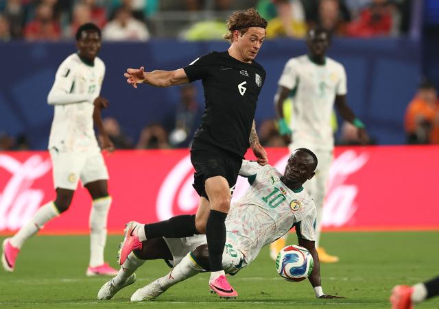 Norway's midfielder #06 Patrick Berg and Senegal's forward #10 Sadio Mane fight for the ball during the 2026 World Cup Group I football match between Norway and Senegal at the New York/New Jersey Stadium in East Rutherford on June 22, 2026.  (Photo by Charly TRIBALLEAU / AFP)