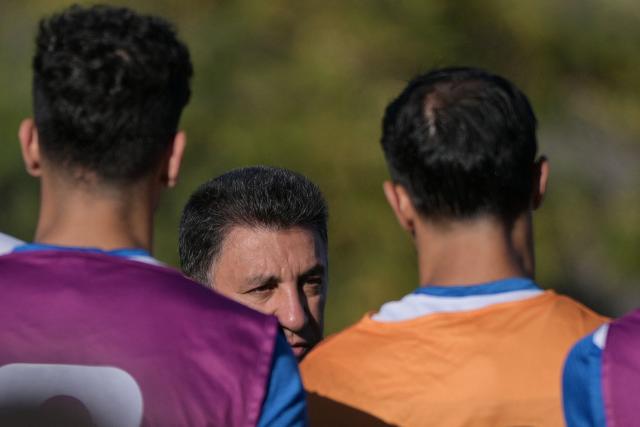 Iran's head coach Amir Ghalenoei gives instructions to his players during a training session at Centro Xoloitzcuintle in Tijuana, on June 22, 2026, during the 2026 World Cup football tournament.  (Photo by Guillermo Arias / AFP)