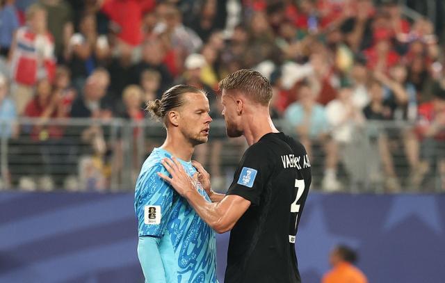 Norway's goalkeeper #01 Orjan Nyland (L) reacts after making a save during the 2026 World Cup Group I football match between Norway and Senegal at the New York/New Jersey Stadium in East Rutherford on June 22, 2026. (Photo by Charly TRIBALLEAU / AFP)