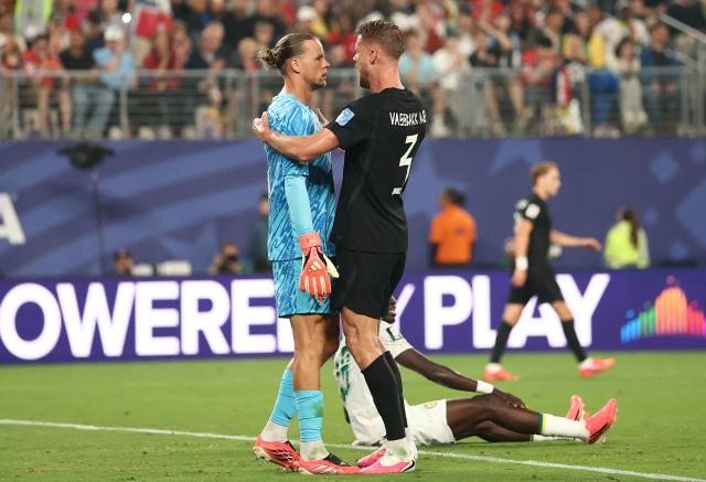 Norway's goalkeeper #01 Orjan Nyland (L) reacts after making a save during the 2026 World Cup Group I football match between Norway and Senegal at the New York/New Jersey Stadium in East Rutherford on June 22, 2026. (Photo by Charly TRIBALLEAU / AFP)