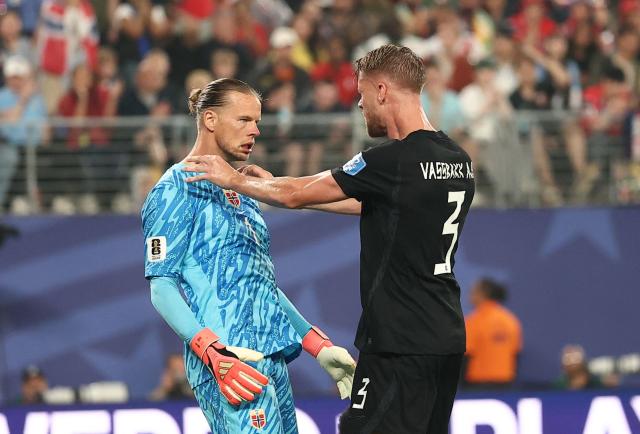 Norway's goalkeeper #01 Orjan Nyland (L) reacts after making a save during the 2026 World Cup Group I football match between Norway and Senegal at the New York/New Jersey Stadium in East Rutherford on June 22, 2026. (Photo by Charly TRIBALLEAU / AFP)