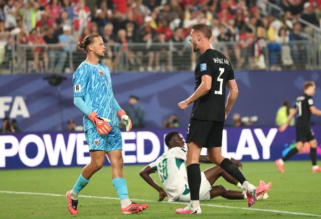 Norway's goalkeeper #01 Orjan Nyland (L) reacts after making a save during the 2026 World Cup Group I football match between Norway and Senegal at the New York/New Jersey Stadium in East Rutherford on June 22, 2026. (Photo by Charly TRIBALLEAU / AFP)