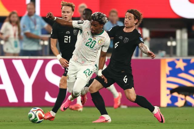 Senegal's forward #20 Ibrahim Mbaye and Norway's midfielder #06 Patrick Berg fight for the ball during the 2026 World Cup Group I football match between Norway and Senegal at the New York/New Jersey Stadium in East Rutherford on June 22, 2026. (Photo by Charly TRIBALLEAU / AFP)