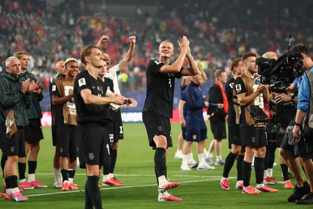 Norway's forward #09 Erling Braut Haaland (C) celebrates with teammates at the end of the 2026 World Cup Group I football match between Norway and Senegal at the New York/New Jersey Stadium in East Rutherford on June 22, 2026. (Photo by CHARLY TRIBALLEAU / AFP)