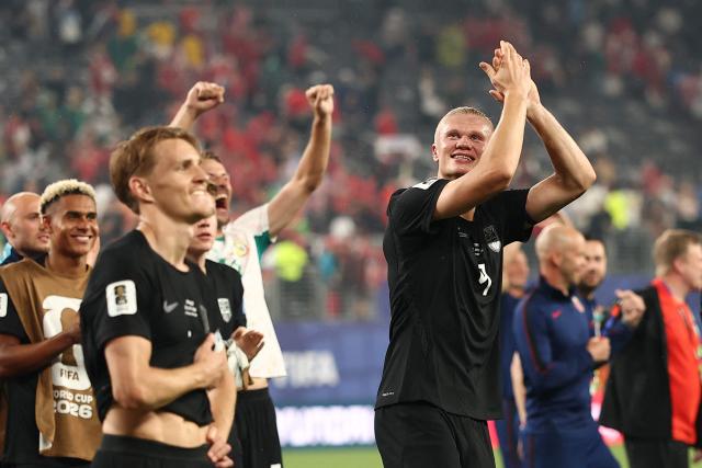 Norway's forward #09 Erling Braut Haaland (R) celebrates with teammates at the end of the 2026 World Cup Group I football match between Norway and Senegal at the New York/New Jersey Stadium in East Rutherford on June 22, 2026. (Photo by CHARLY TRIBALLEAU / AFP)