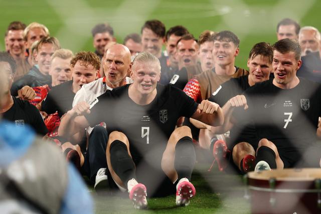 TOPSHOT - Norway's forward #09 Erling Braut Haaland (C) celebrates with teammates at the end of the 2026 World Cup Group I football match between Norway and Senegal at the New York/New Jersey Stadium in East Rutherford on June 22, 2026. (Photo by CHARLY TRIBALLEAU / AFP)