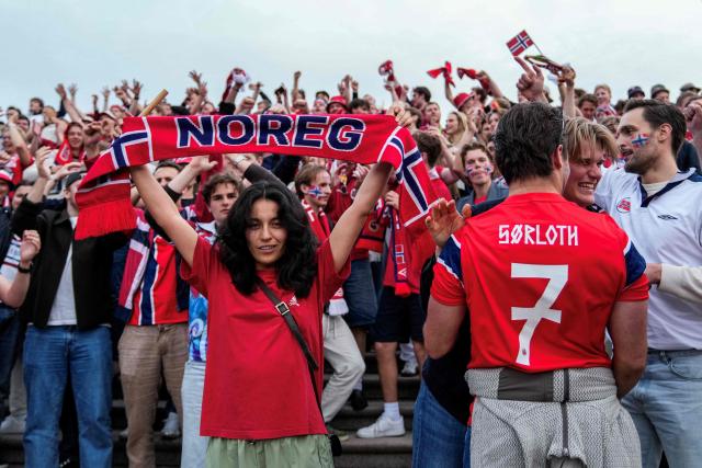 Norwegian supporters cheer in front of the castle in Oslo, on June 23, 2026 after Norway's 2026 World Cup football tournament Group I match against Senegal. (Photo by Amanda Pedersen Giske / NTB / AFP) / Norway OUT