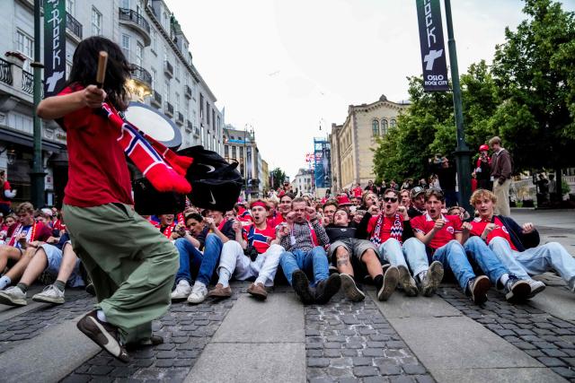 Norwegian supporters cheer as the make the "Viking rowing" action in the streets of Oslo, on June 23, 2026 after Norway's 2026 World Cup football tournament Group I match against Senegal. (Photo by Amanda Pedersen Giske / NTB / AFP) / Norway OUT