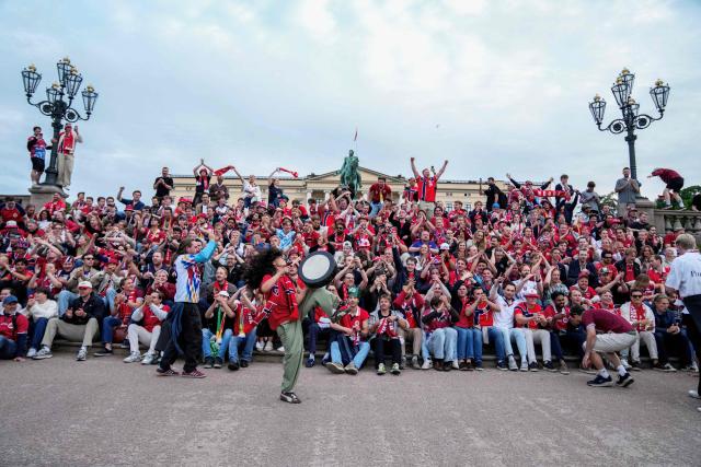 Norwegian supporters cheer in front of the castle in Oslo, on June 23, 2026 after Norway's 2026 World Cup football tournament Group I match against Senegal. (Photo by Amanda Pedersen Giske / NTB / AFP) / Norway OUT