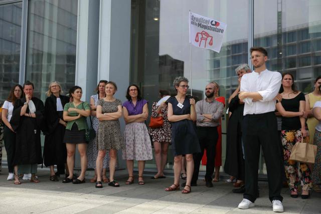 Magistrates gather outside the Paris Magistrates' Court, on June 23, 2026 to protest following the government's sanctions on a magistrate and two gendarmes from the Gers region following the findings of a report commissioned after the death of young Lyhanna. In the wake of the publication of the preliminary report by the inspection team set up following Lyhanna’s death, magistrates’ unions on June 23, 2026 expressed regret at the decision to apportion blame rather than address the structural difficulties faced by magistrates. (Photo by Thomas SAMSON / AFP)